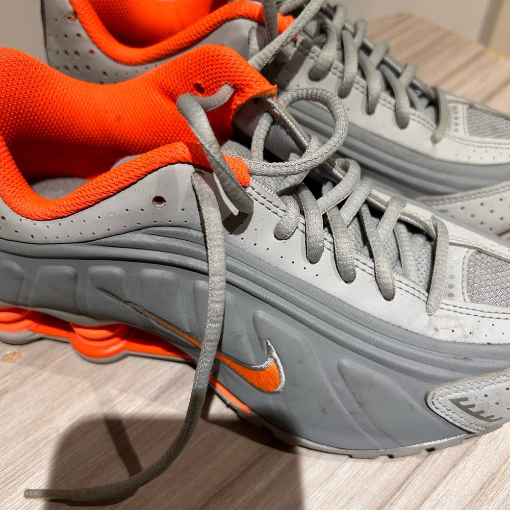 Shox R4 GS 'Light Smoke Grey Hyper Crimson'